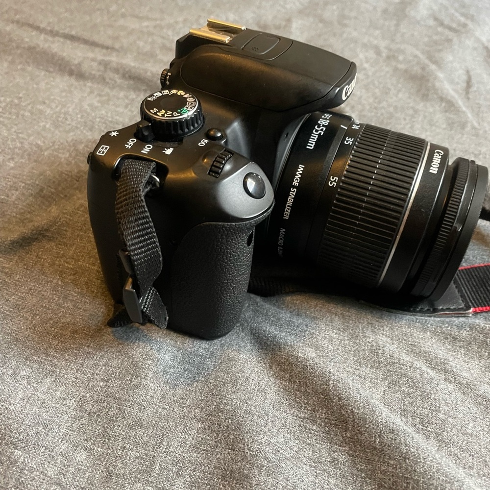Selling this canon eos rebel t4i, just because I don’t use it anymore